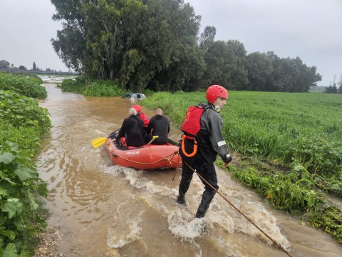 ארבעה לכודים חולצו סמוך לקיבוץ העוגן ארבעה לכודים חולצו סמוך לקיבוץ העוגן