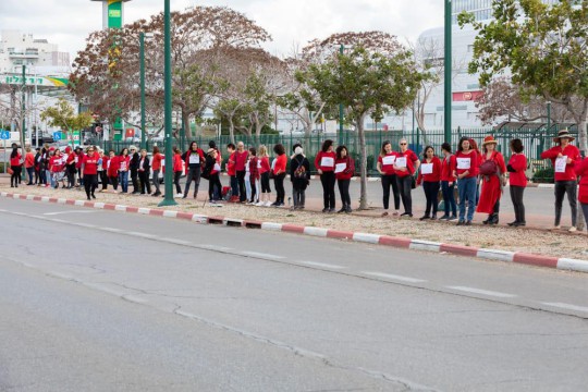 חדשות מקומיות - 150 נשים הפגינו בנתניה מחשש לפגיעה בזכויותיהן