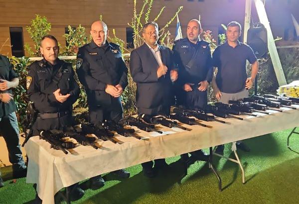 חלוקת נשקים לכיתות הכוננות בנתניה חלוקת נשקים לכיתות הכוננות בנתניה