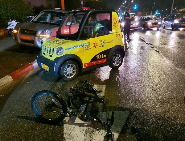 זירת התאונה | צילום: דוברות מד"א  רוכב אופניים חשמליים בן 16 נפצע באורח קשה