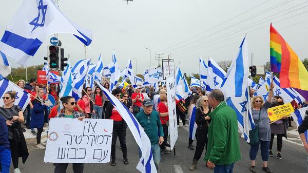  יום שיתוק לאומי: מאות מפגינים באזור השרון. כבישים חסומים