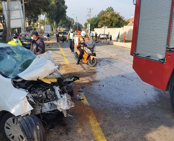 זירת האירוע | צילום: איחוד הצלה  שני פצועים בתאונת דרכים בין רכב למשאית