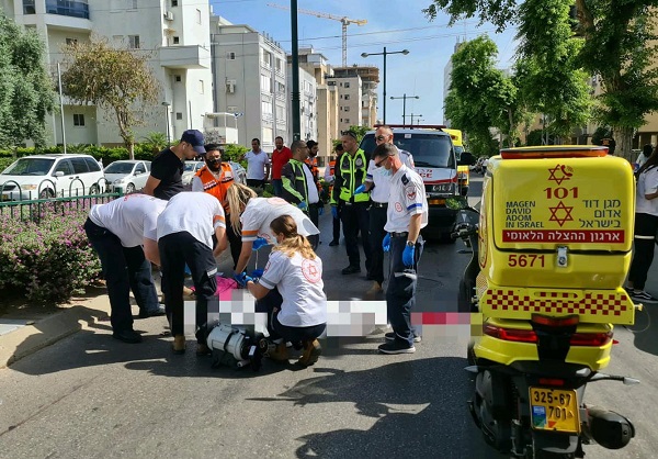 זירת האירוע | צילום: דוברות מד"א בת 60 נהרגה כתוצאה מפגיעת רכב בנתניה