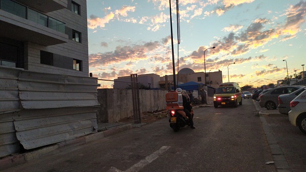 נתניה: קרש נפל על פועל מגובה במהלך עבודות יציקה