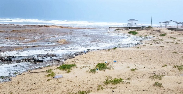 זיהום בחוף פולג | צילום: נתניה נט חוף פולג נבלע על ידי מימיו המזוהמים של הנחל