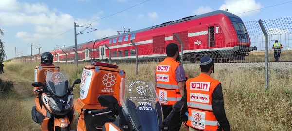 זירת האירוע | צילום: איחוד הצלה הולכת רגל נהרגה כתוצאה מפגיעת רכבת בנתניה