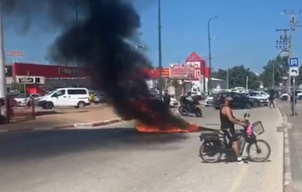 הבערת צמיג. הפגנה לפתיחתו של שוק רמלה לוד מחריף מאבק הסוחרים בשוק רמלה לוד 