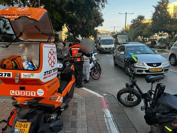  רוכבת אופניים חשמליים נפגעה מרכב ברחוב רזיאל בנתניה