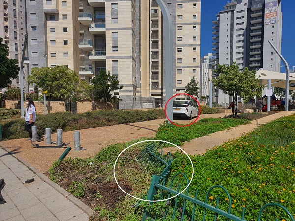 נהג איבד שליטה ונכנס עם רכבו לגינת משחקים בנתניה זירת האירוע | צילום: נתניה נט נהג איבד שליטה ונכנס עם רכבו לגינת משחקים בנתניה