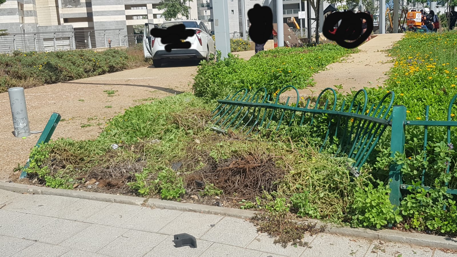 חדשות מקומיות - נהג איבד שליטה ונכנס עם רכבו לגינת משחקים בנתניה