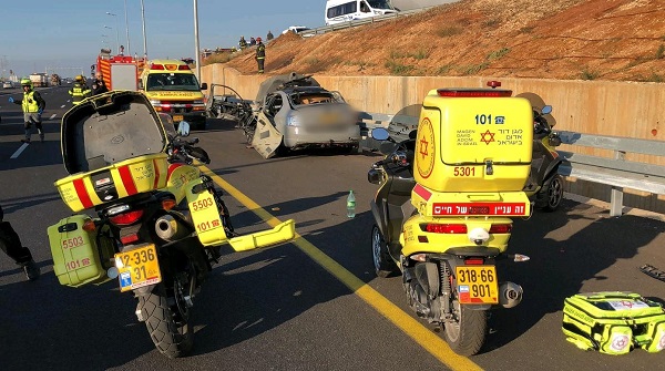 זירת האירוע | צילום: דוברות מד"א הרוג ושני פצועים בפיצוץ רכב סמוך למחלף חוף השרון