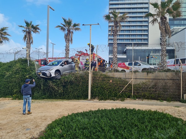 צילום: תיעוד מבצעי כבאות והצלה נתניה תיעוד - חילוץ לכודה מרכב בסכנת נפילה