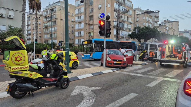  שני פצועים בתאונה בין אוטובוס לרכב בנתניה