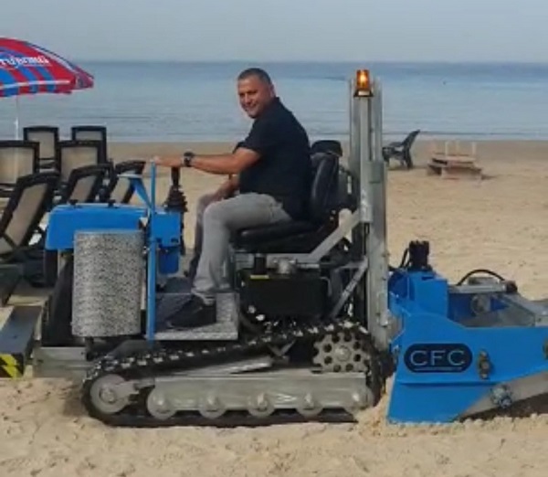 רכב לניקוי חופים  תיעוד - רכב לאיסוף זפת מחופי הים בנתניה