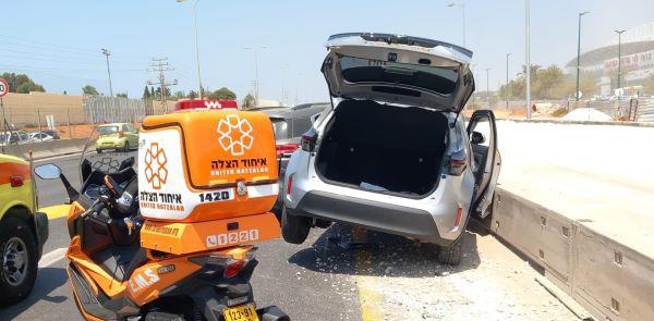 תאונה עם מעורבות שני כלי רכב סמוך לגשר השלום בנתניה תאונה עם מעורבות שני כלי רכב סמוך לגשר השלום בנתניה