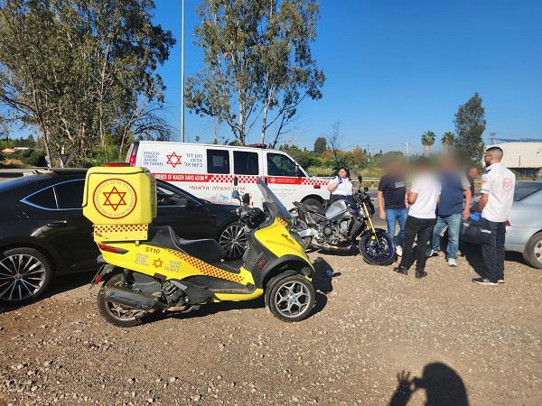  שני רוכבי אופנוע נפצעו בינוני מפגיעת רכב סמוך לעין שמר