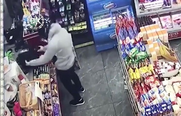 תעוד: צעיר מנתניה שדד תחנות דלק באיומי אקדח