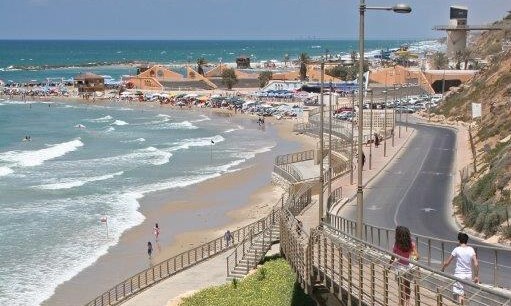  החל ממחר: עבודות לייצוב המדרכה והכביש שקרסו בחוף סירונית