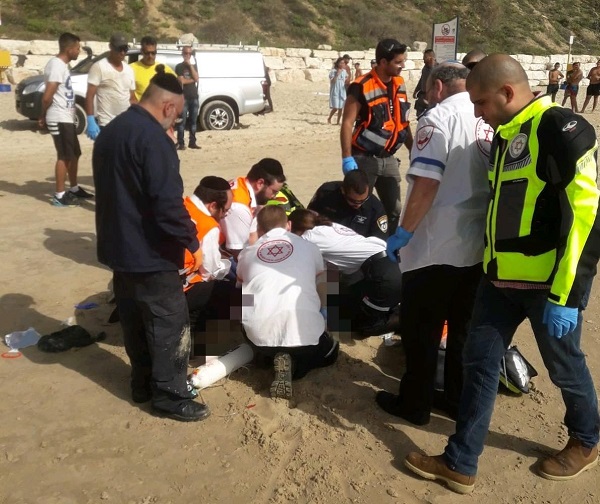 גבר טבע בסמוך לחוף סירונית בנתניה, מצבו אנוש טבע בחוף סירונית | צילום: מד"א גבר טבע בסמוך לחוף סירונית בנתניה, מצבו אנוש