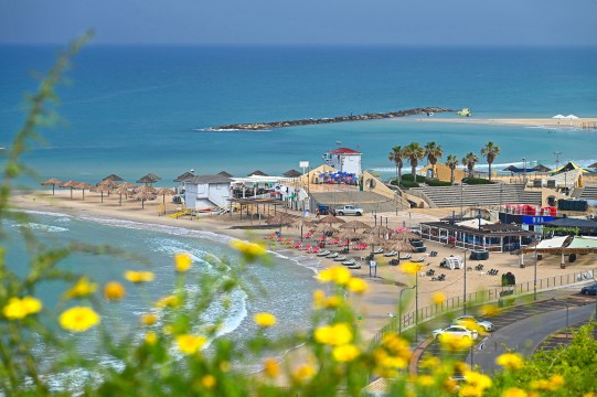  חופי הרחצה נפתחו בנתניה - כמה יעלו כסא ושמשיה?