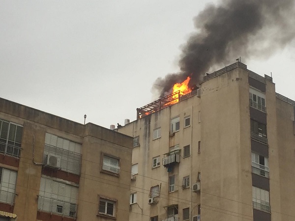 צילום: איצק בן שושן  נתניה: פצוע בשריפה במרכז העיר נתניה