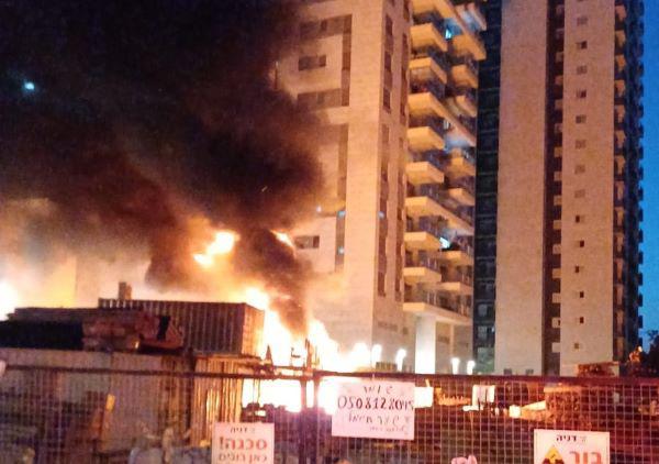 שריפה פרצה ברחוב אנדריוס בנתניה (וידאו) שריפה פרצה ברחוב אנדריוס בנתניה (וידאו)