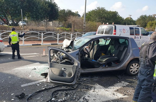 צילום: אייל דודזון תיעוד מבצעי מד"א בת 80 נפצעה בתאונה דרכים בסמוך לתל יצחק