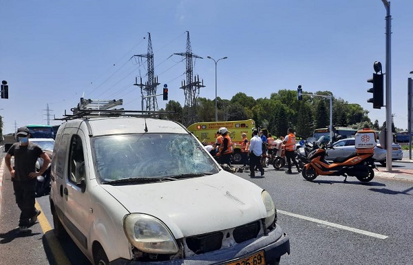 רוכב אופניים חשמליים כבן 80 נהרג בנתניה