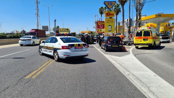 זירת האירוע | צילום: דוברות המשטרה כביש 2: תאונה עם מעורבות רכב ואופנוע שעליו שני רוכבים