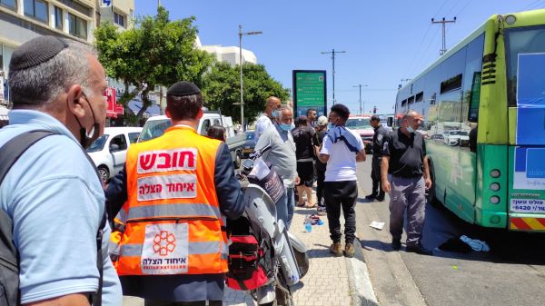 זירת האירוע  צילום: איחוד הצלה   הולכת רגל נפגעה מאופניים חשמליים בנתניה