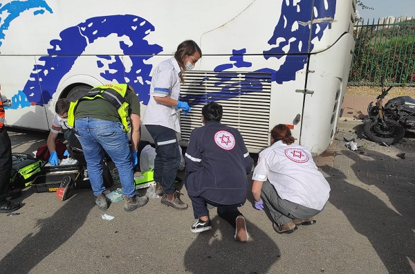 צילום: תיעוד מבצעי מד"א  נער נפצע קשה מפגיעת אוטובוס בנתניה