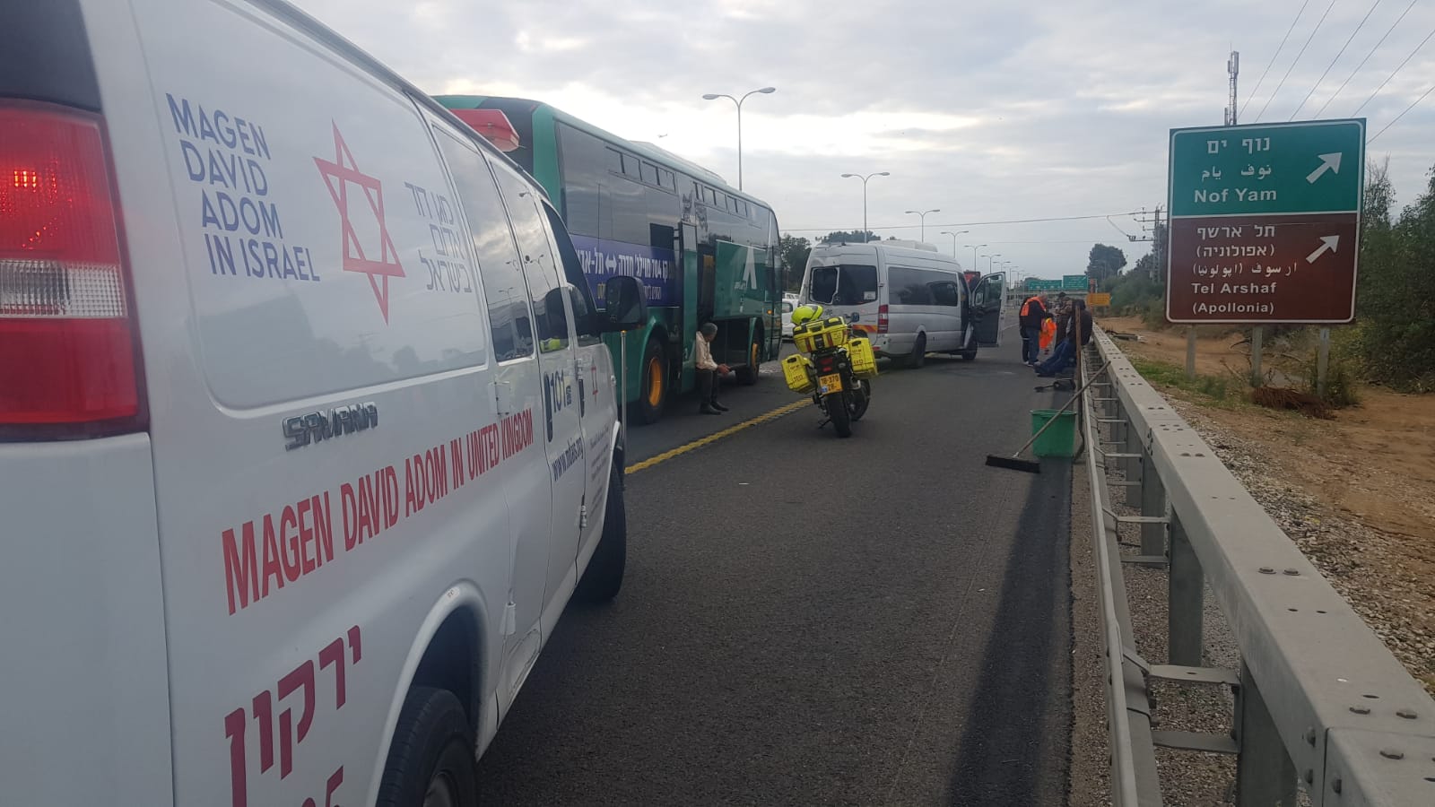 צילום: דוברות מד"א מחלף חוף השרון: תאונת בין אוטובוס לשני מיניבוסים