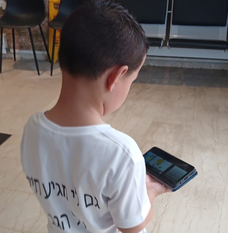  בן 6 מנתניה נשאר בבית - ואמו פתחה במחאה