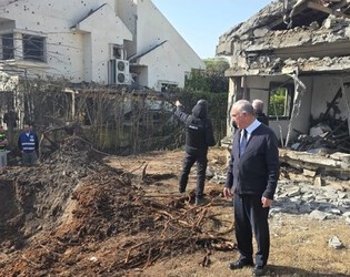 ח״כ אלי דלל סייר במושב בעמק חפר לאחר נפילת טיל