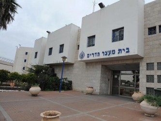 עובדת בכלא הדרים הבריחה טלפונים סלולריים