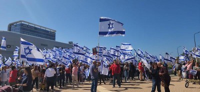 מאות מפגינים מול קניון עיר ימים בנתניה