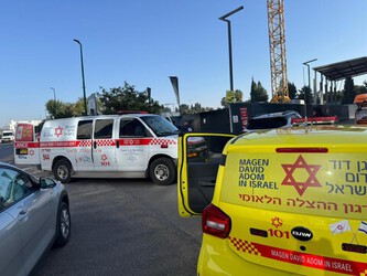  רוכב קורקינט חשמלי נפגע מרכב ברחוב שושנת הפלאים בנתניה