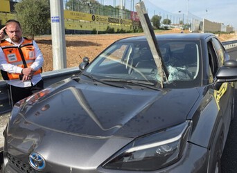 נתניה: מוט ברזל מפל ממשאית ופגע ברכב
