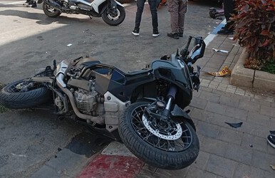 רוכב אופנוע נפצע בינוני בתאונה בנתניה