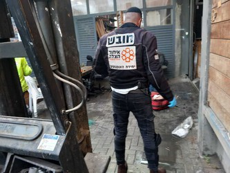 נתניה: פועל נפל מגובה של 5 מטר - מצבו קשה