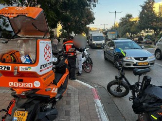 רוכבת אופניים חשמליים נפגעה מרכב ברחוב רזיאל בנתניה