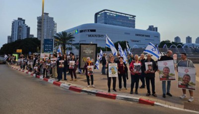 עשרות משתתפים במשמרת תמיכה במשפחות החטופים 