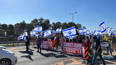 מאות מפגינים באזור השרון. כבישים נחסמו