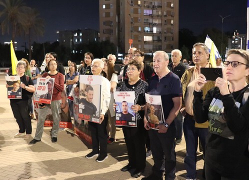 מאות תושבים התכנסו בנתניה לעצרת תמיכה במשפחות החטופים מאות תושבים התכנסו בנתניה לעצרת תמיכה במשפחות החטופים