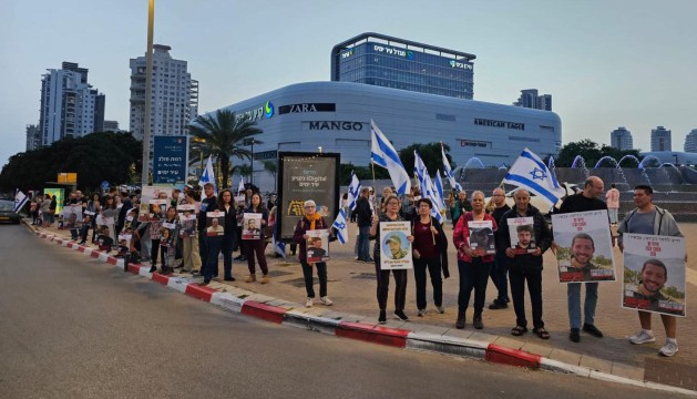  עשרות משתתפים במשמרת תמיכה במשפחות החטופים 