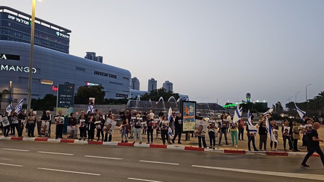  176 יום בשבי חמאס- משמרת תמיכה במשפחות החטופים בנתניה