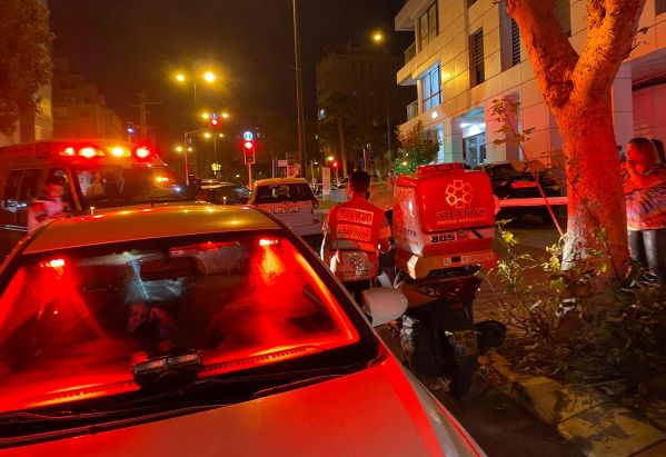 זירת האירוע | צילום: איחוד הצלה   צעיר נורה ברגליו ברחוב אסישקין בנתניה