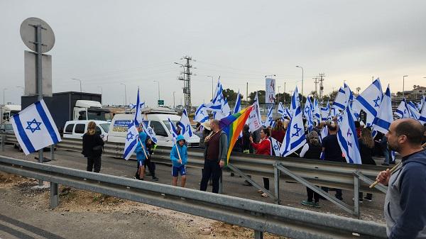 חדשות השרון - יום שיתוק לאומי: מאות מפגינים באזור השרון. כבישים חסומים