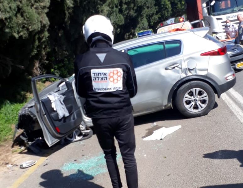 נהגת רכב נפצעה בינוני בתאונה בכניסה לכפר ידידיה זירת האירוע | צילום: איחוד הצלה נהגת רכב נפצעה בינוני בתאונה בכניסה לכפר ידידיה