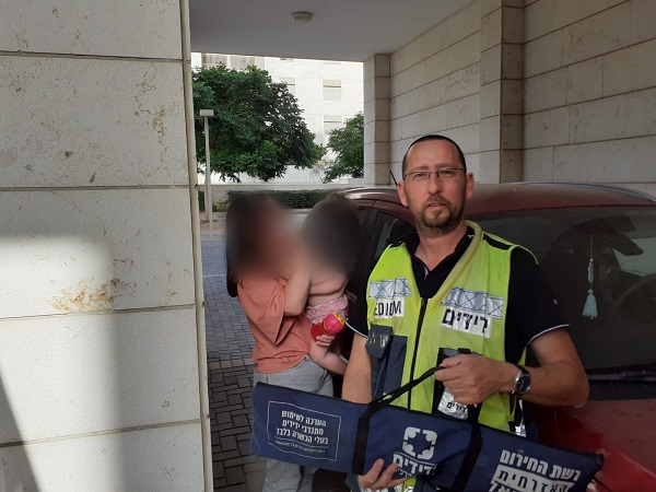 נתניה - פעוטה נעלה עצמה ברכב